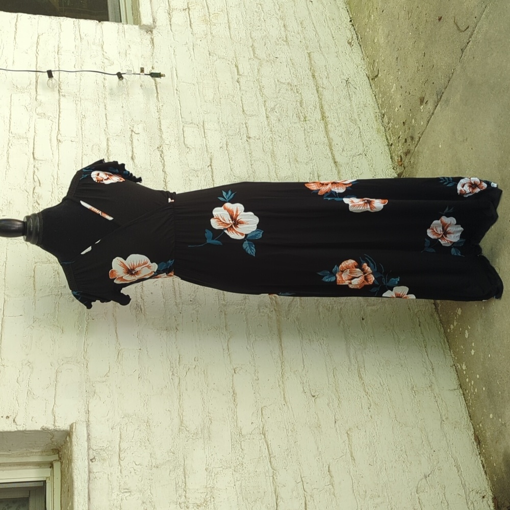 Love Appella maxi dress size medium petite (8P). Black/floral